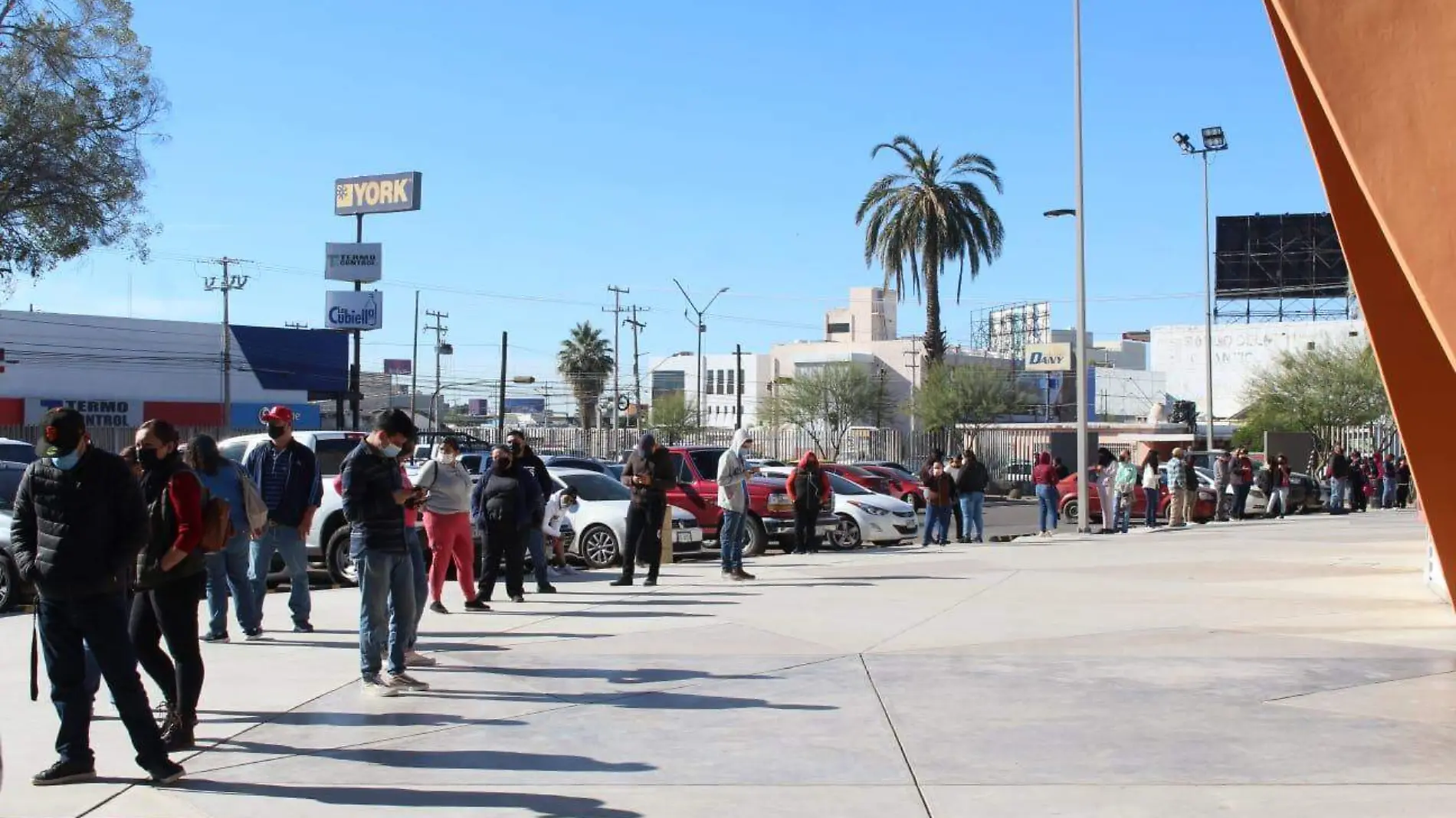 Fila para prueba de Covid-19 en el Centro Anticipa de la Arena Sonora